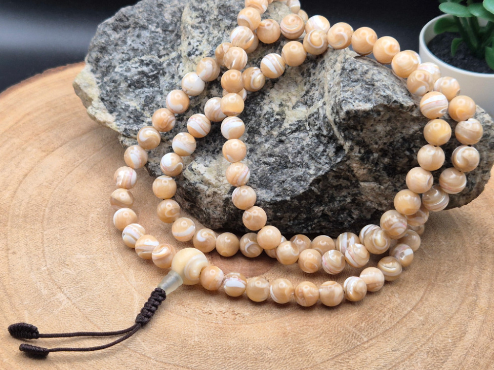 Handgefertigte Mala aus Perlmutt mit sanfter, marmorierter Struktur